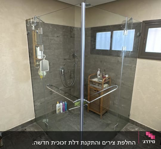 מקלחון זכוכית בחדר אמבטיה מודרני